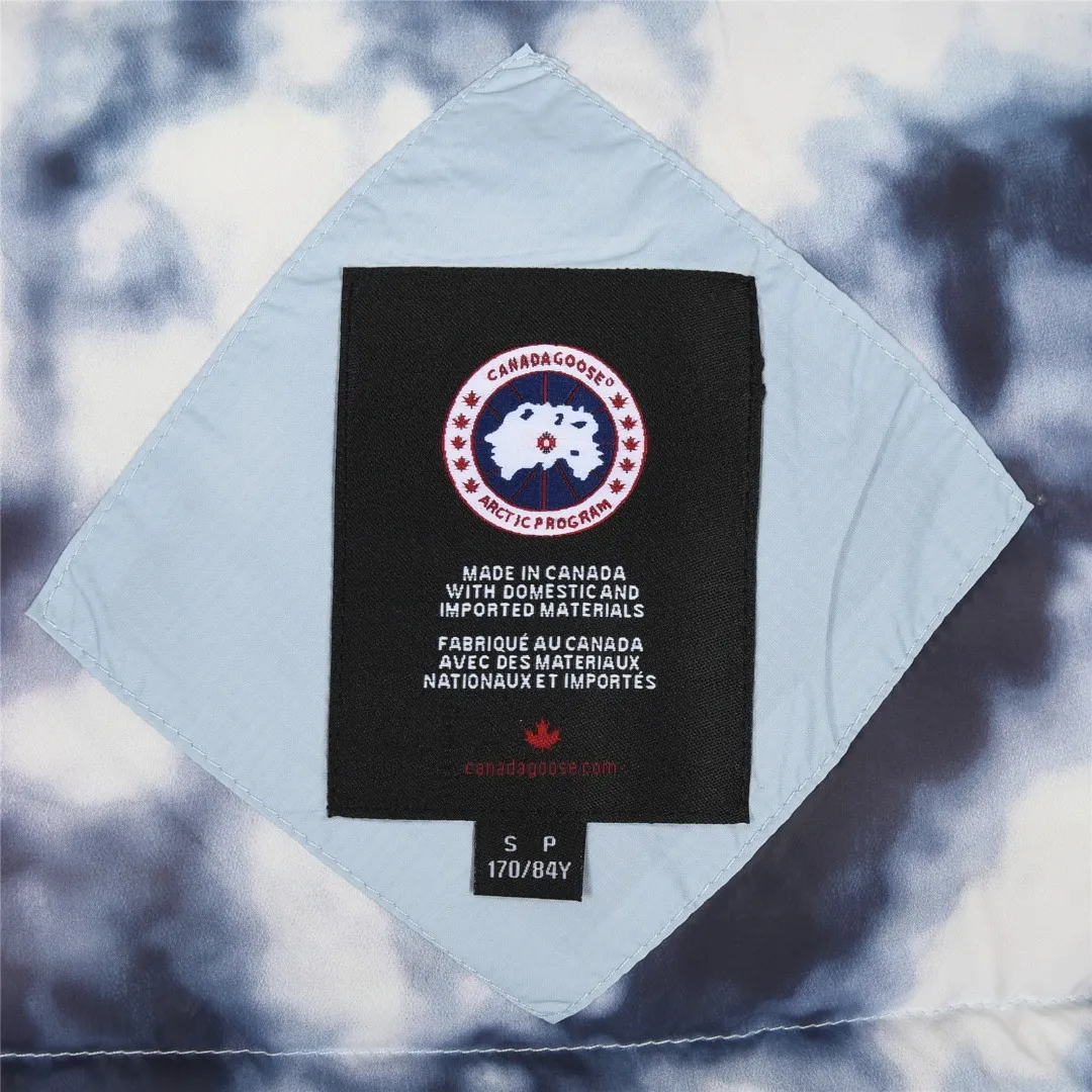 P860 Big Goose 01 Glacial White Label Down Jacket Canada Goose Canada Goose FW21 Chilliwack Series Glacial Haze White Label 01 Pilot Solid Color Hooded Down Jacket Down Jacket Winter Unisex Description: The Chilliwack bomber jacket was originally designed for pilots in uninhabited areas in northern Canada. It is durable, warm and easy to move, which can meet the needs of pilots working in the Arctic waterways. Chilliwack's iconic style remains popular and is a popular jacket from Canada Goose. The Northern Lights capsule collection is reimagined in rich hues inspired by the stunning colors of Canada's north. The Glacial Haze capsule series is improved with an eye-catching and layered color series, giving people the feeling of being caught in the mist around icebergs and glaciers. Material list: 1⃣ Original custom-made double plain 9500-100% nylon nylon fabric 2⃣ Original YKK zipper, not a sub-factory product 3⃣ National standard 80% widely inspected white duck down, (ZP uses 80% white duck down/everything that boasts 90% is fake) Material analysis characteristics: 1⃣ Original factory/9500-100% nylon100% nylon Lurex yarn is actually 100% nylon. Nowadays, there are few pure ones. Most of them are mixed with cotton or polyester. Our top-quality original version is developed in accordance with ZP and uses the same material. 2⃣ As we all know, the original version uses 80% white duck down. The fill power refers to the cubic inches of volume occupied by each ounce (30 grams) of down under certain conditions. If one ounce of down occupies 500 cubic inches, the fill power of the down is 500. So we can simply understand it as: fill power is the volume of down, and the volume of down is fill power. The higher the fill power of down, it means that under the same filling amount, down can fix a larger volume of air layer to keep warm and insulate, so the warmth retention of down is better. Summary: Note: In order to maximize profits during the production process, some businesses add toxic waste silk, 50 velvet, hand-feel velvet, etc. to clothes! But on the outside of the clothes, good fabrics are used. It is said to be 90% white duck down at purchasing agent level, or even more exaggeratedly said to be 90% white goose down, to fool the layman! (You can consult the official Big Goose. All authentic styles are made of white duck down.) I will also teach you a more practical trick: buy an authentic product from Tmall, and at the same time buy a piece of clothing from a merchant you trust, and come back to compare the details. (Tmall offers 7-day no-reason returns and S+ offers 15-day no-reason returns without affecting secondary sales.) ⚠️ Remember, you get what you pay for! Don't be greedy for small gains, or you will suffer big losses! Every customer is welcome to ask questions and we will continue to improve product quality and service! Product color: black, white, dawn blue, mood blue Size: S, M, L, XL, XXL